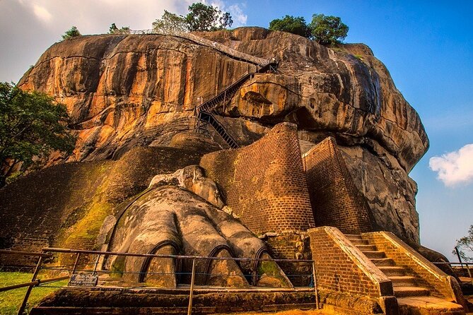 All-inclusive Sigiriya, Dambulla and Wildlife Safari from Colombo - Oak Ray Woodcarvings: a traditional craft demonstration