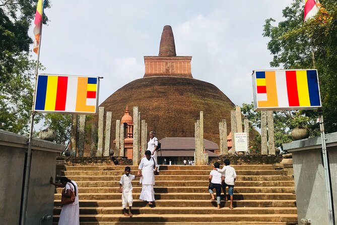 Anuradhapura ancient city tour with Travandgo tours - Abhayagiriya: the most varied part of the route