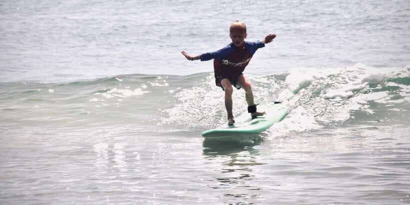 Arugam Bay Surf Lessons : Beginner Surf Experience - Getting set up with a board and instructor