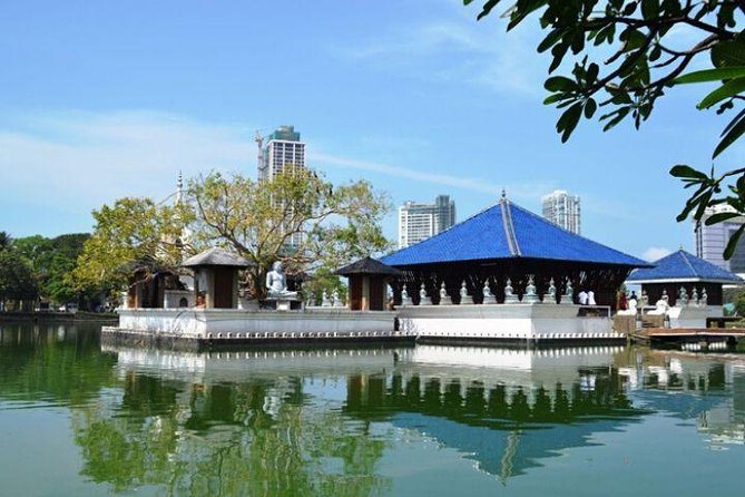 Colombo Airport Layover/Transit City Tour – 5 Hours - Colombo Fort, the lighthouse, and traces of colonial rule