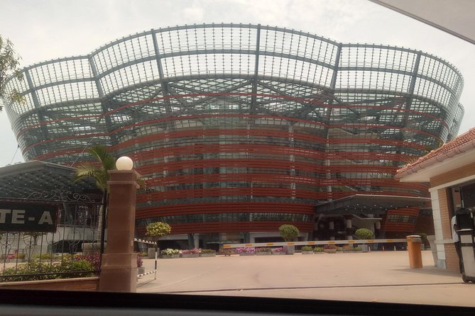 Colombo City Day Tour - Seema Malaka and the quiet side of Beira Lake