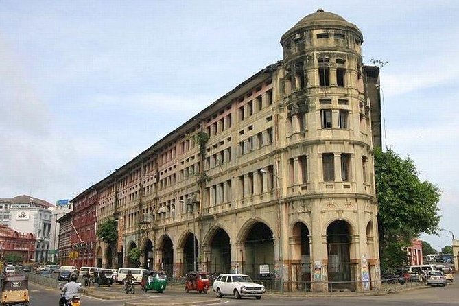 Colombo City Tour by Car – Private & All-Inclusive - Pettah’s Red Mosque and Kayman’s Gate