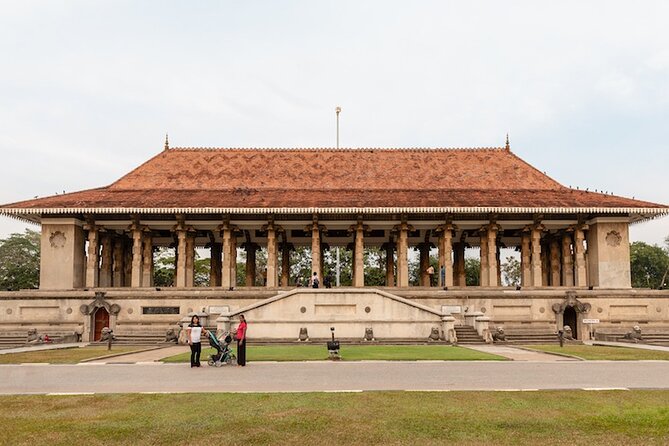 Colombo City Tour With Historical Places ( All Inclusive ) - A colorful Hindu temple and a full hour at Gangaramaya