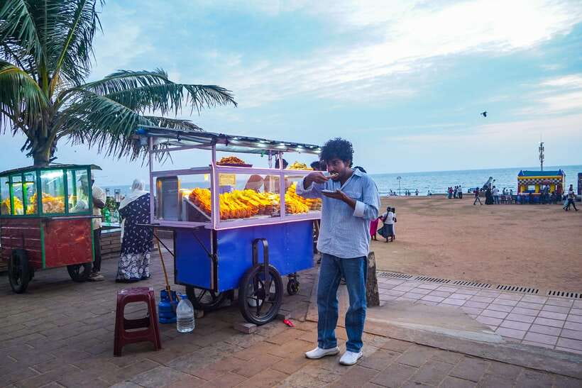 Colombo Local Food Tour by Tuk Tuk – All Inclusive - Galle Face Green and the coastal pause