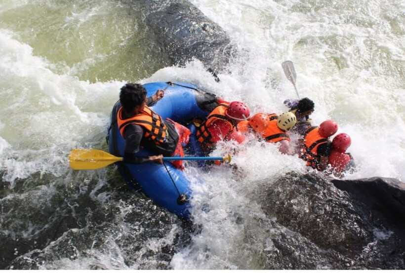 Colombo/ Negombo: Kithulgala White Water Rafting Adventure - Swimming after the rapids