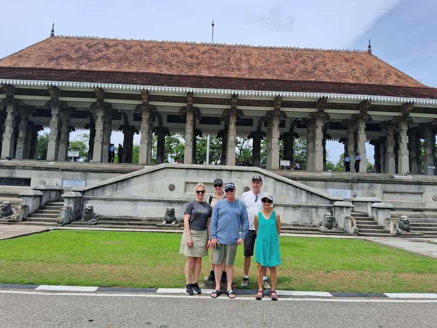 Colombo: Private City Tour by Tuk tuk - All Inclusive - Galle Face Green and the Old Parliament Building