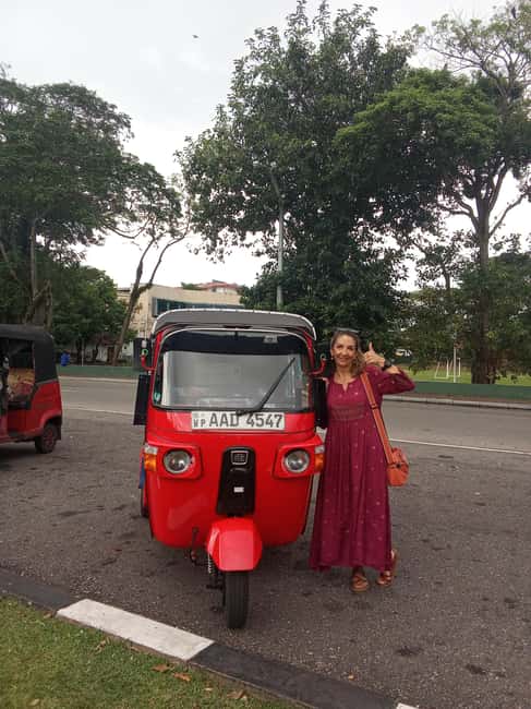 Colombo: Private City Tour by Tuk tuk - All Inclusive - Colombo Fort, the lighthouse, and railway station