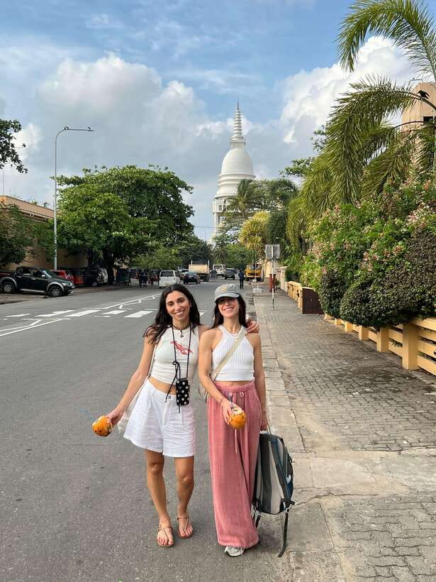 Colombo: Private City Tour with Local Food Tour by Tuk-Tuk - Kottu, tea, fruit, and dessert