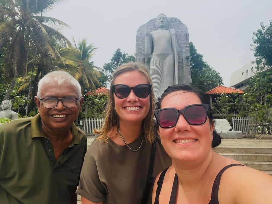 Colombo: Private Guided Tour of the City by Tuk-Tuk - Gangaramaya Temple and Beira Lake