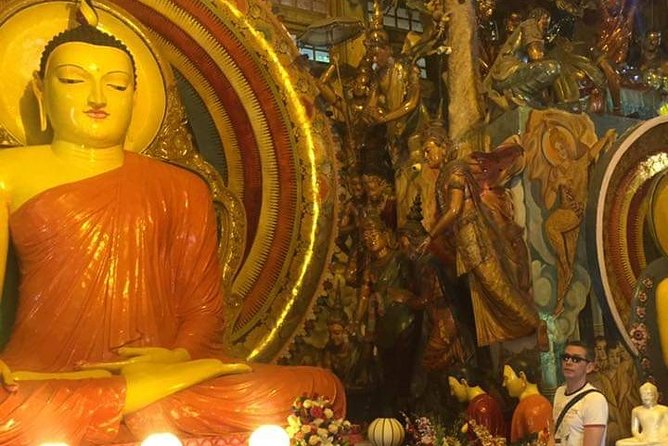 Colombo Private guideTour byTuk Tuk Morning Evening All inclusive - Independence Memorial Hall and the civic center