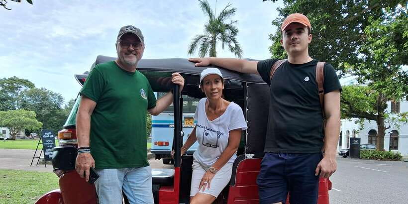 Colombo: Private Tuk-Tuk City Tour with All Entry Fees - Gangaramaya Temple and the lake shrine
