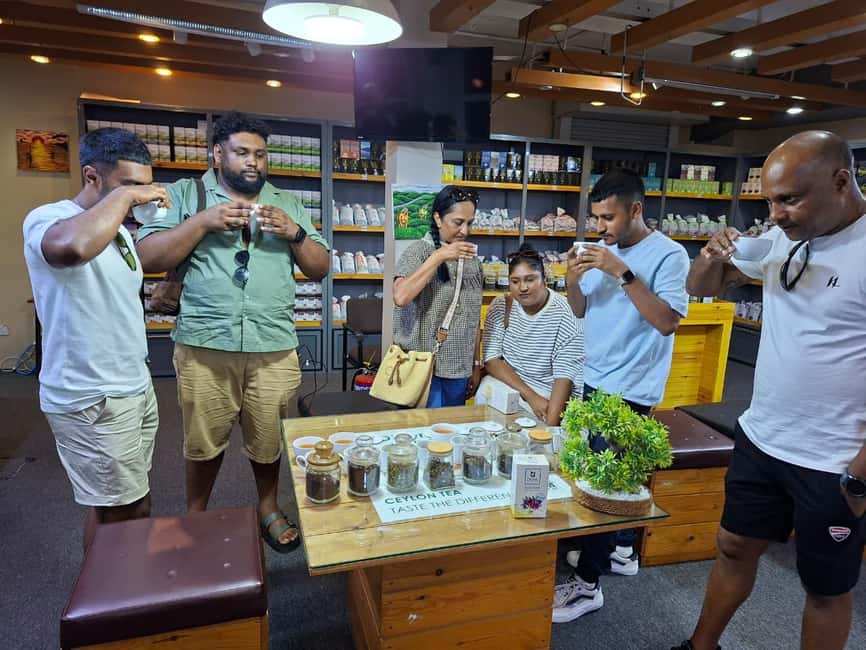 Colombo: Private Tuk-Tuk City Tour with Guide & All Tickets - Pettah Market, the Red Mosque, and the floating market
