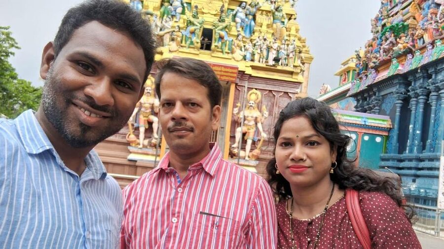 Colombo: Sightseeing Tour by Tuk Tuk Safari - All Inclusive - Hindu and Buddhist sites show Colombo’s spiritual side