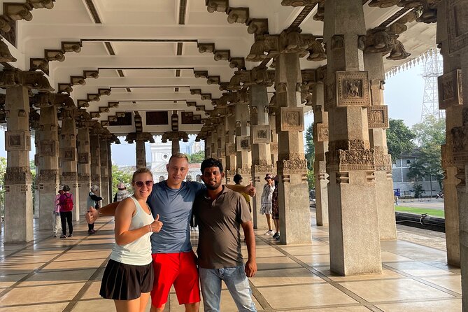Colombo Tuk Tuk City Tour - Starting beside the Indian Ocean at Galle Face Green