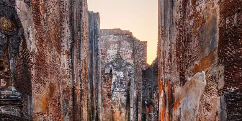 Day Trip to the Ancient Capital of Polonnaruwa From Colombo - Lankatilaka Gedige and the power of image houses