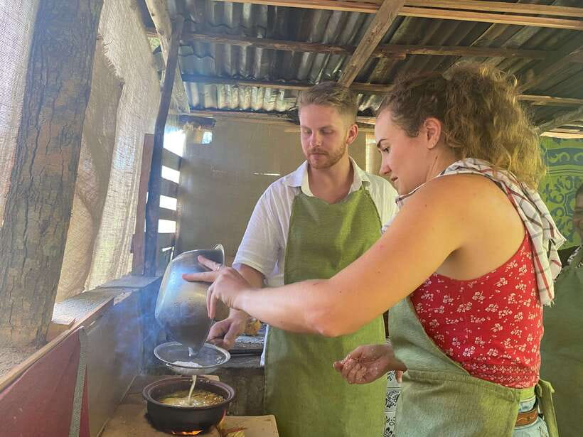 Ella Sri Lanka : Mom's Kitchen Cooking class - Arriving at the outdoor kitchen near Ella