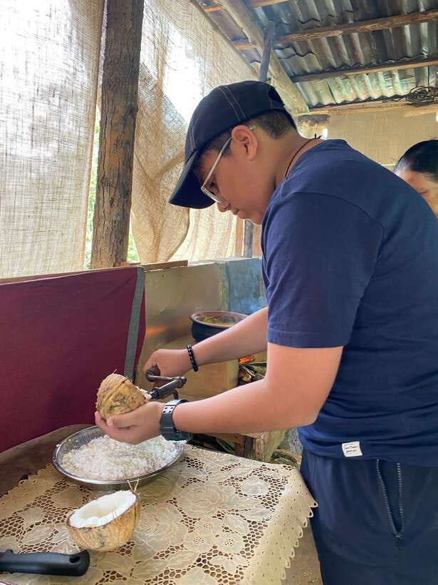 Ella Sri Lanka : Mom's Kitchen Cooking class - Chopping, grinding, and seasoning from scratch