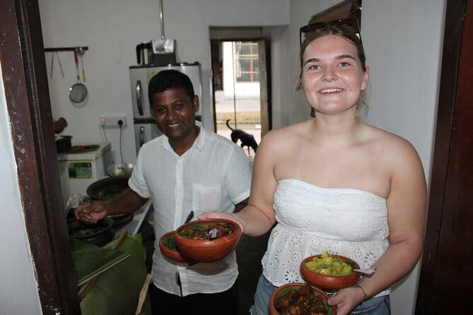 Explore Galle's Hidden Gems & Dine With Locals - Walking the 3 to 4 kilometer Galle Fort loop