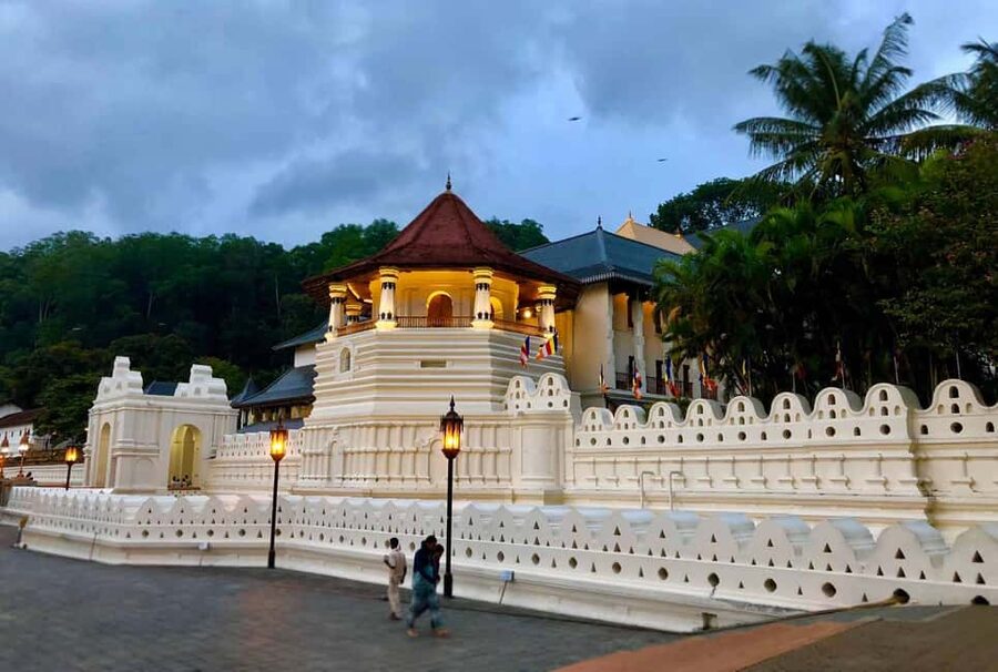 From Colombo: Kandy Temple of Tooth & Elephant Orphanage - Peradeniya Royal Botanical Gardens