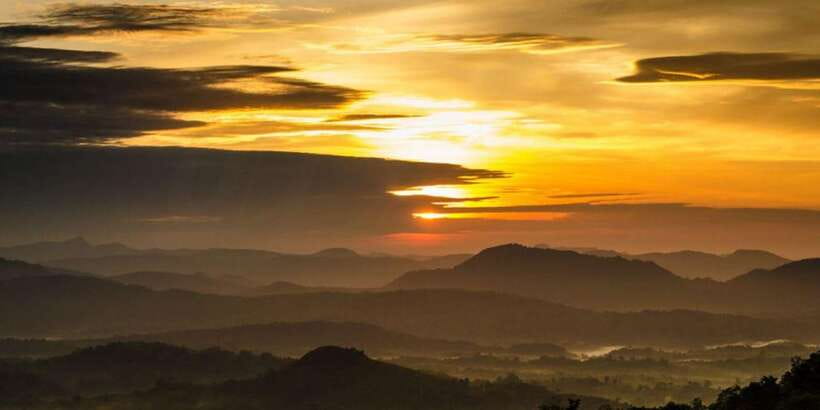 From Colombo/Negombo: Summit Thrills, Adams Peak Guided Hike - The 9 PM departure from Colombo and the coast