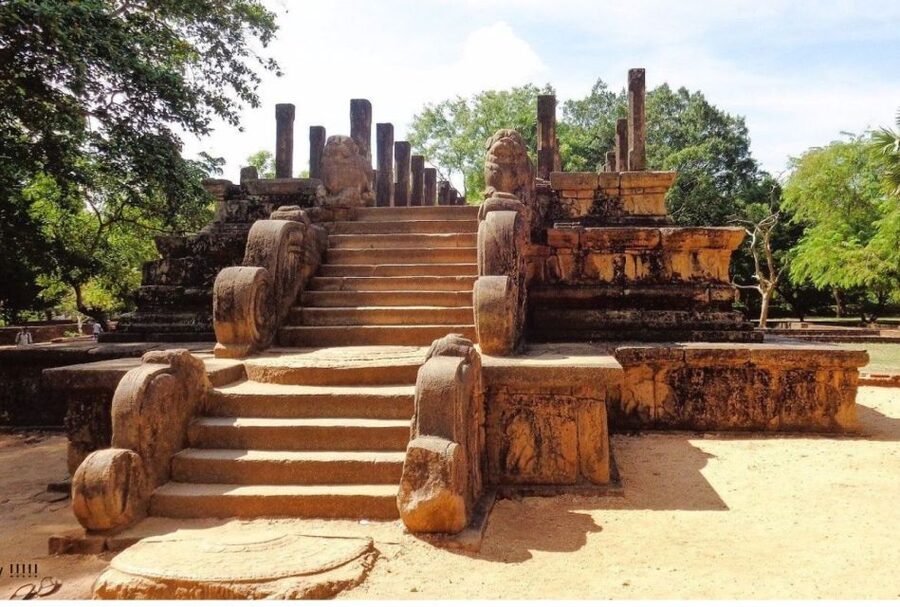 From Dambulla/ Sigiriya: Ancient City of Polonnaruwa by Bike - The Parakramabahu Statue and the final stretch