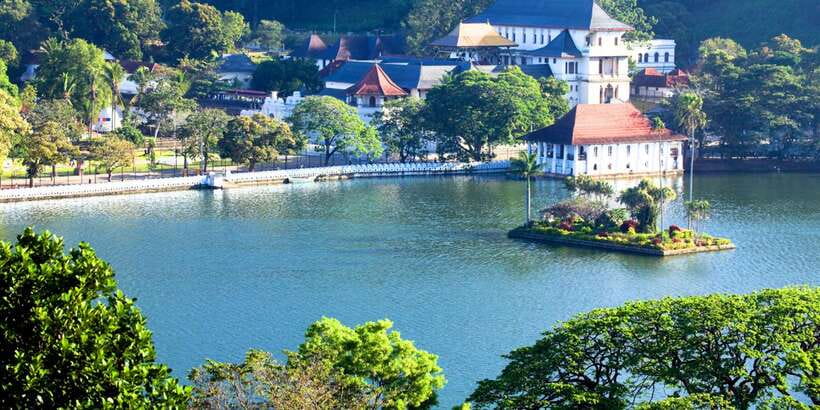 From west coast: Kandy, Tooth temple, Botanical & Tea garden - The drive from the west coast to Kandy