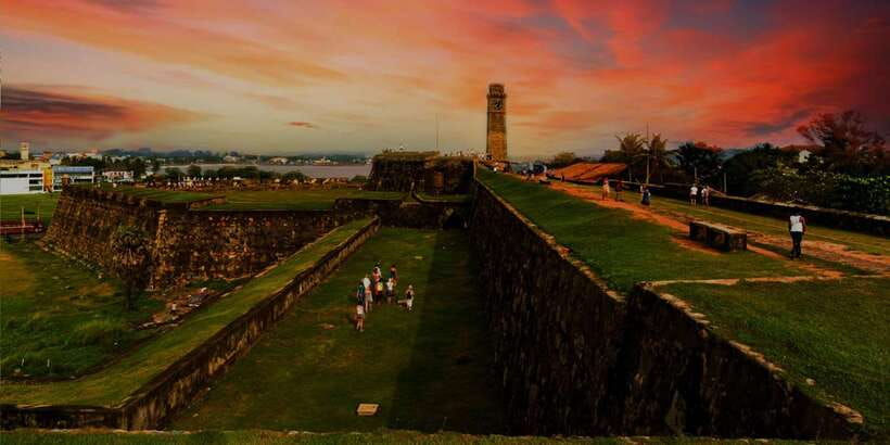 Galle and Bentota Day-Tour From Colombo - Lunch near Hikkaduwa: a welcome local pause