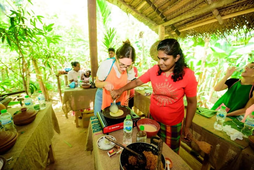 Galle: Sri Lankan Cuisine Cooking Experience - Working beside your host in the family kitchen