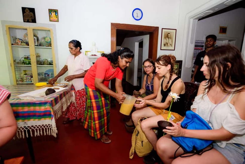 Galle: Sri Lankan Cuisine Cooking Experience - Eating from a banana leaf