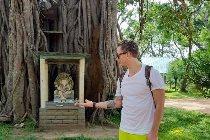 Interactive Batik Workshop and Lessons in Sri Lanka - Cracking, brush art, and wax design