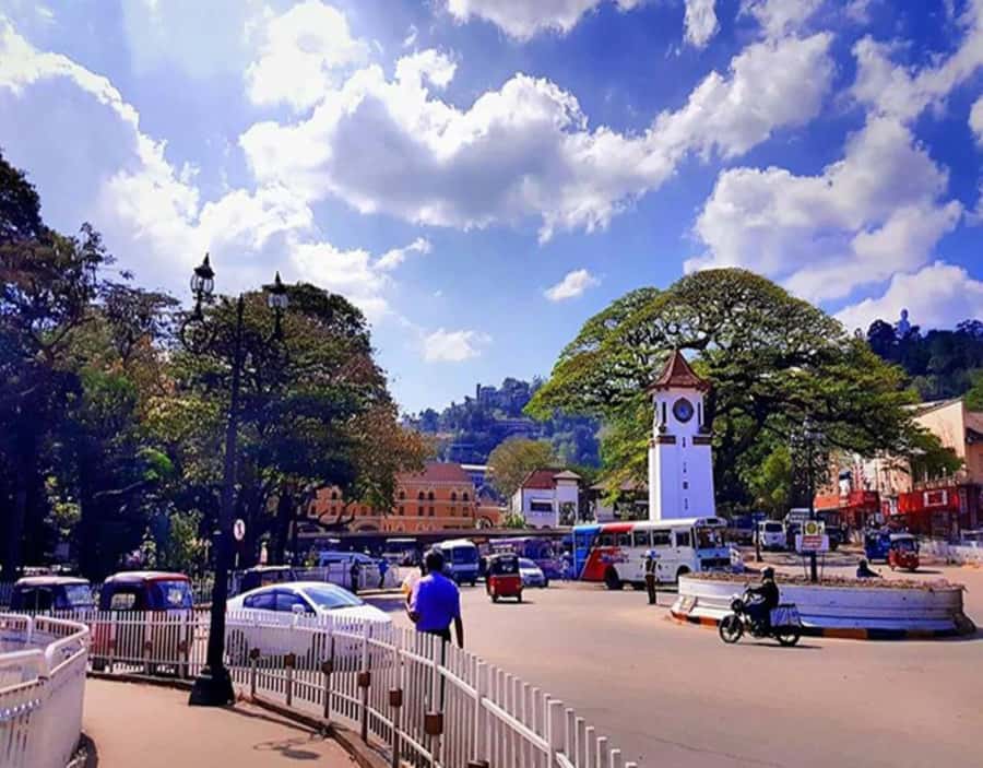 Kandy: City Explore with Local Guide By Tuk Tuk - Entering the Temple of the Tooth at the right hour