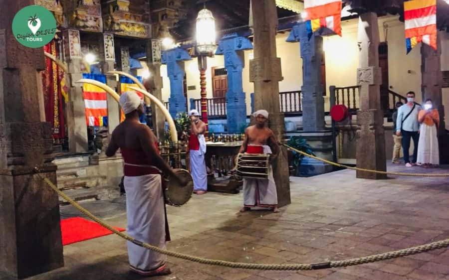 Kandy: City Explore with Local Guide By Tuk Tuk - Seeing daily life at Kandy Central Market