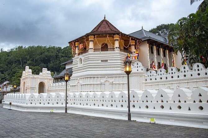 Kandy City Sightseeing and Ambuluwawa Tower by Tuk Tuk Tour - Why a tuk-tuk works well for a seven-hour Kandy day