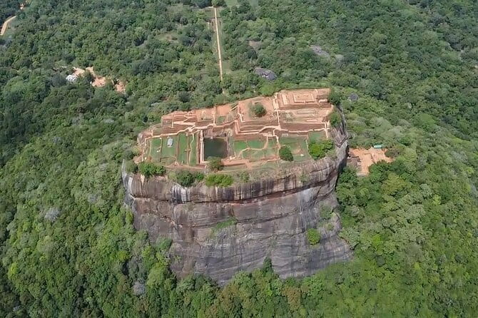 Kandy City Tour & Famous Ambuluwawa Tower with Friendly Chauffeur - A 45-minute look at Sri Lankan gems