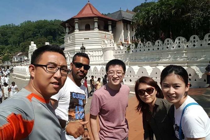 Kandy City Tour with Mahaweli - Gem mining and Sri Lankan craft industries
