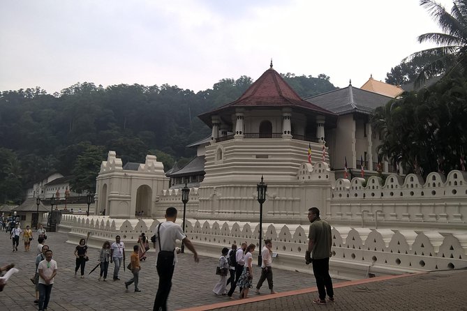 Kandy Day Tour From Colombo - Kandy Lake and the city’s best viewpoint