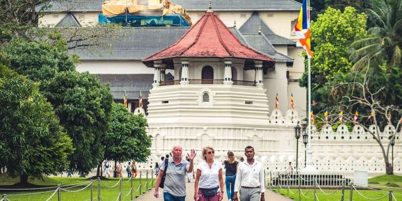 Kandy: Private Guided City Tours by Tuk Tuk Sightseeing Tour - Starting at the Temple of the Tooth
