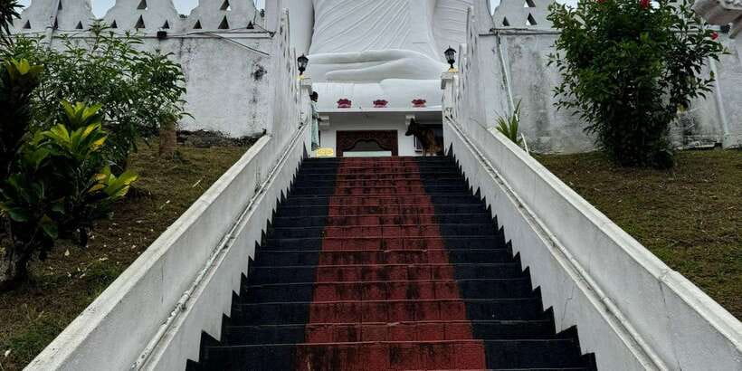 Kandy: Private Guided Tour with Local Highlights by Tuk Tuk - Entering the Sacred Temple of the Tooth