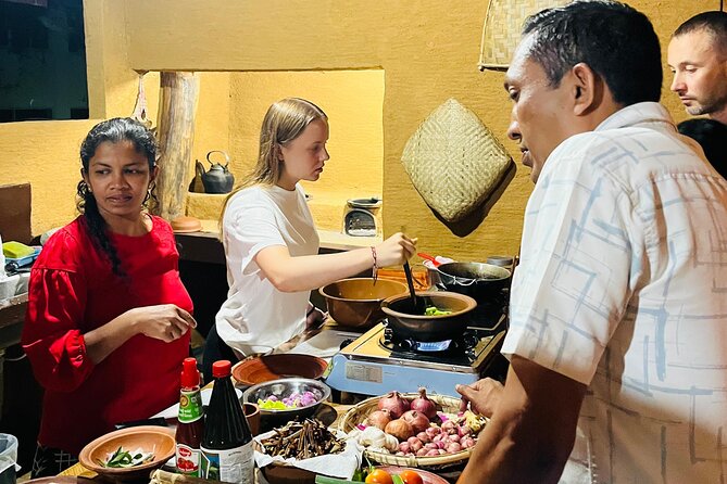 Kandyan Hut Cooking Class - The people guiding the class