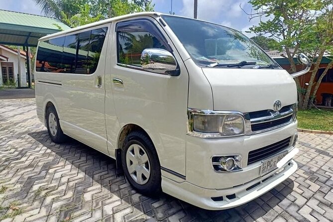 Luxury Private Van and Car Hire in Srilanka - From Bandaranaike Airport to Colombo by private car