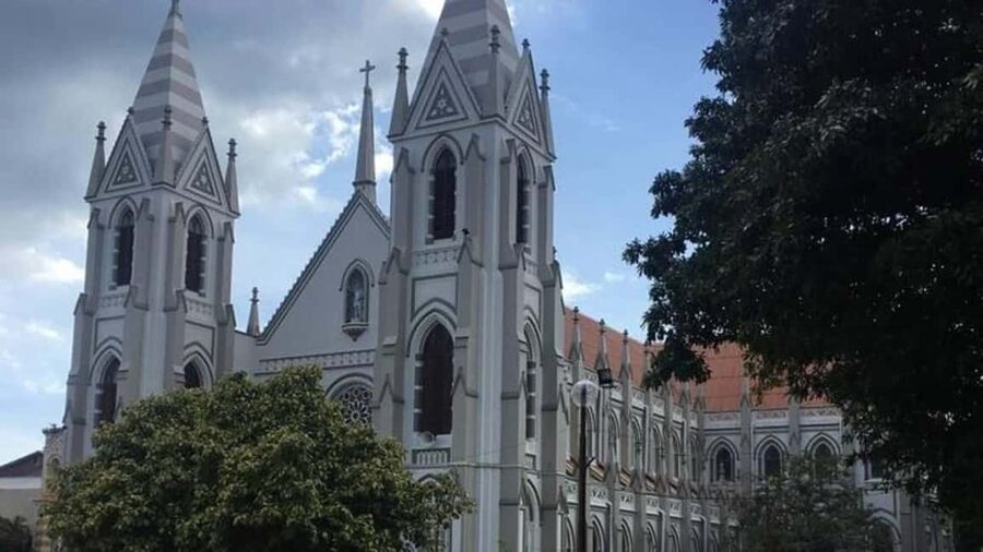 Negombo Private Tour: Market, Temples & Canal - Angurukaramulla Temple closes the core route