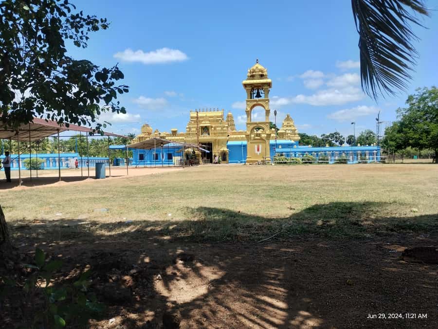 Nilaveli: Trinco City tour by Tuk Tuk - Touching the water at Kanniya Hot Water Springs