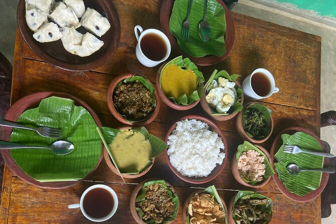Organic cooking class sigiriya (kumara & family) - Sitting down to a traditional Sri Lankan meal