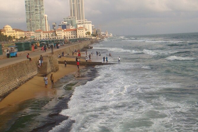 Ride and Explore Colombo and Food By Tuk Tuk Tour All Inclusive - Pettah, the Red Mosque, and Old Town Hall