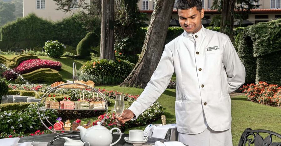 Royal Afternoon Tea at the Grand Nuwara Eliya + Bubbly! - Listening to music in an elegant setting