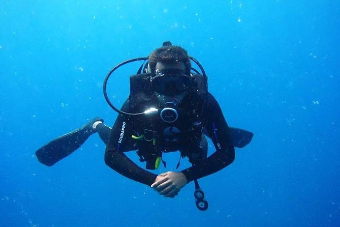 Scuba Diving at Unawatuna - The theory lesson gives beginners a useful start