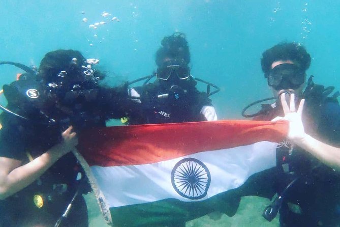Scuba Diving at Unawatuna - Shallow-water practice comes before the main session