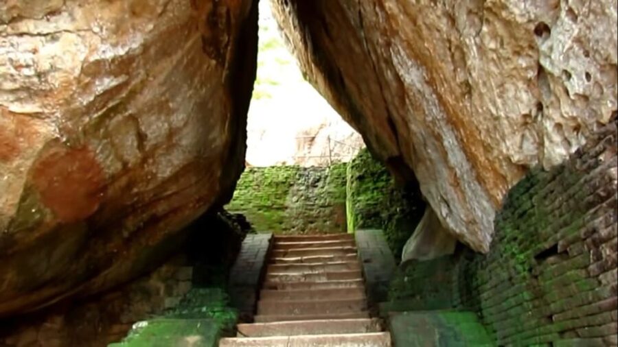 Sigiriya: Rock Fortress Private Guided Walking Tour - What the guides add to the walk