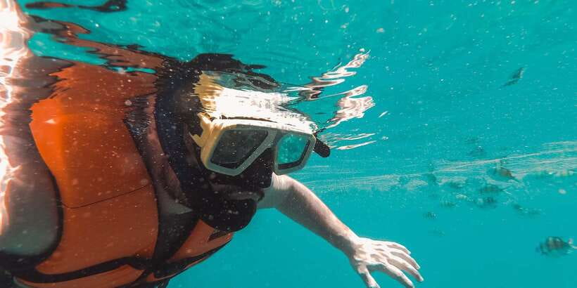 Snorkeling in Hikkaduwa - Exploring shallow water in Hikkaduwa Bay