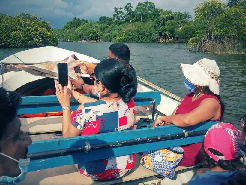 Sri Lanka Bentota: Private Mangrove Lagoon and River Cruise - Looking for crocodiles below the surface